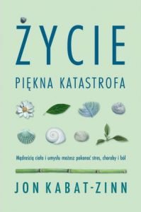 Odnowione wydanie książki Jona Kabata-Zinna. Życie, piękna katastrofa - zobacz na TaniaKsiazka.pl
